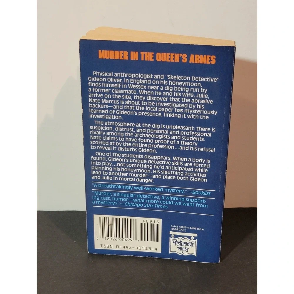 1990 Murder In The Queens Armes Aaron Elkins Mysterious Press 1st Printing‎
